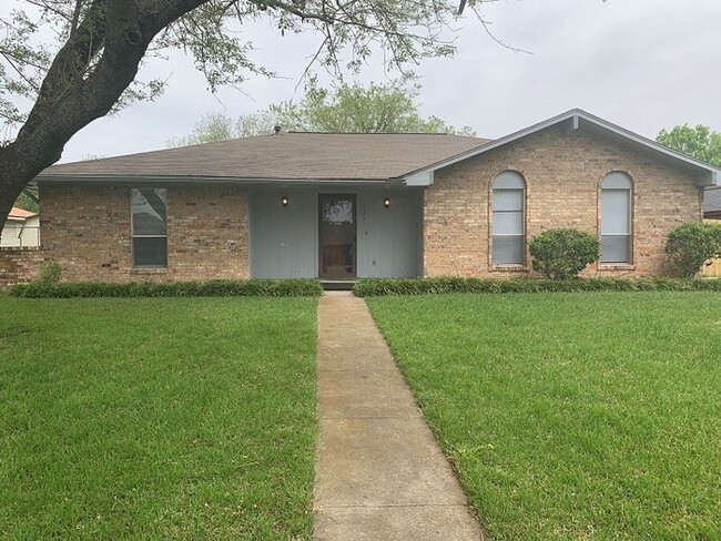 Located in the heart of Lancaster! 3/2/2 Bellaire Terrace - Located in the heart of Lancaster! 3/2/2 Bellaire Terrace House