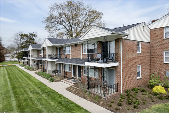 Building Photo - Rolling Gardens Apartment Homes