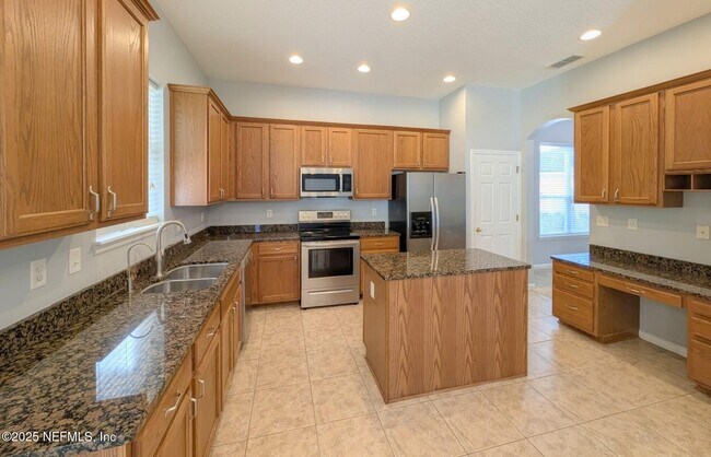 Building Photo - 129 Castlegate Ln