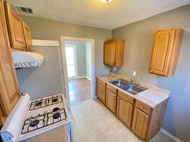 Building Photo - Bossier 2 bed 1 Bath Town home - Housing v...