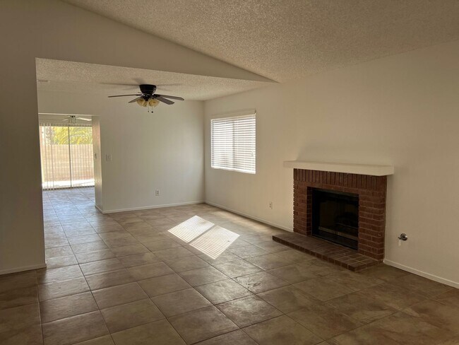 Foto del edificio - Nice 3 Bedroom 2 Bath Single Story