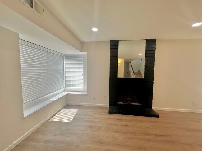 Building Photo - Spacious 4 Bedroom/2.5 Bath Home Located i...