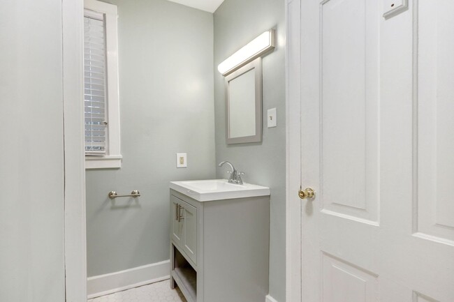 Foto del edificio - Large Two Bedroom Apartment - Lots of Hist...
