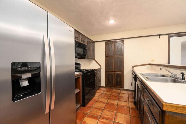 Building Photo - Clean and Spacious Duplex