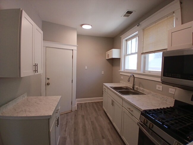 Building Photo - 525 N Waldran Blvd