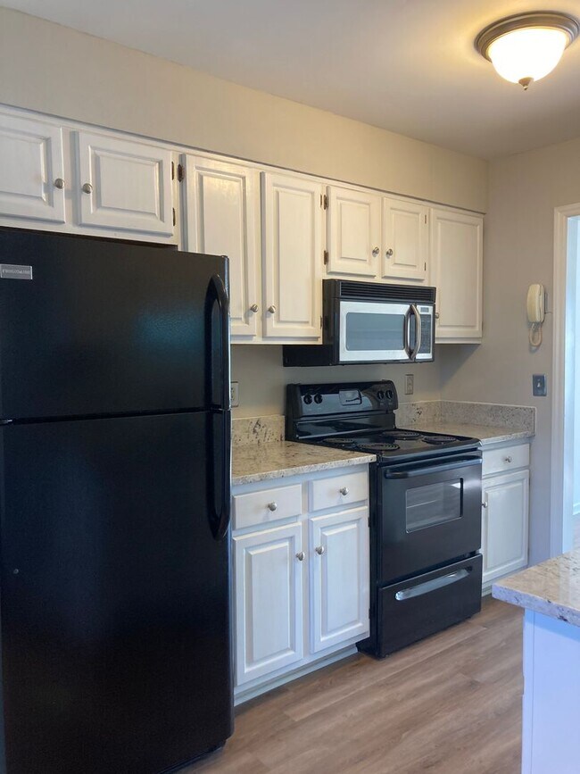 Building Photo - South Charlotte Townhome for Immediate Mov...