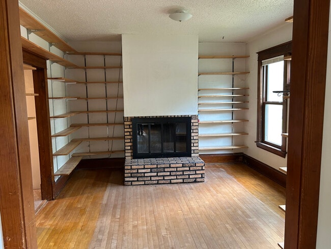 Building Photo - 624 5th St S