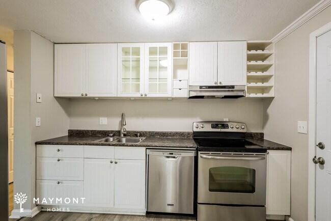 Building Photo - 890 Laverty Ln