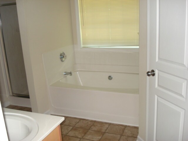 Foto del edificio - BEAUTIFUL 4 BR, 2.5 BATH IN LIBERTY SQUARE