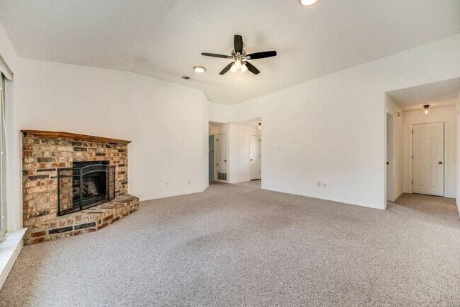 Building Photo - 2031 Lansdown Dr