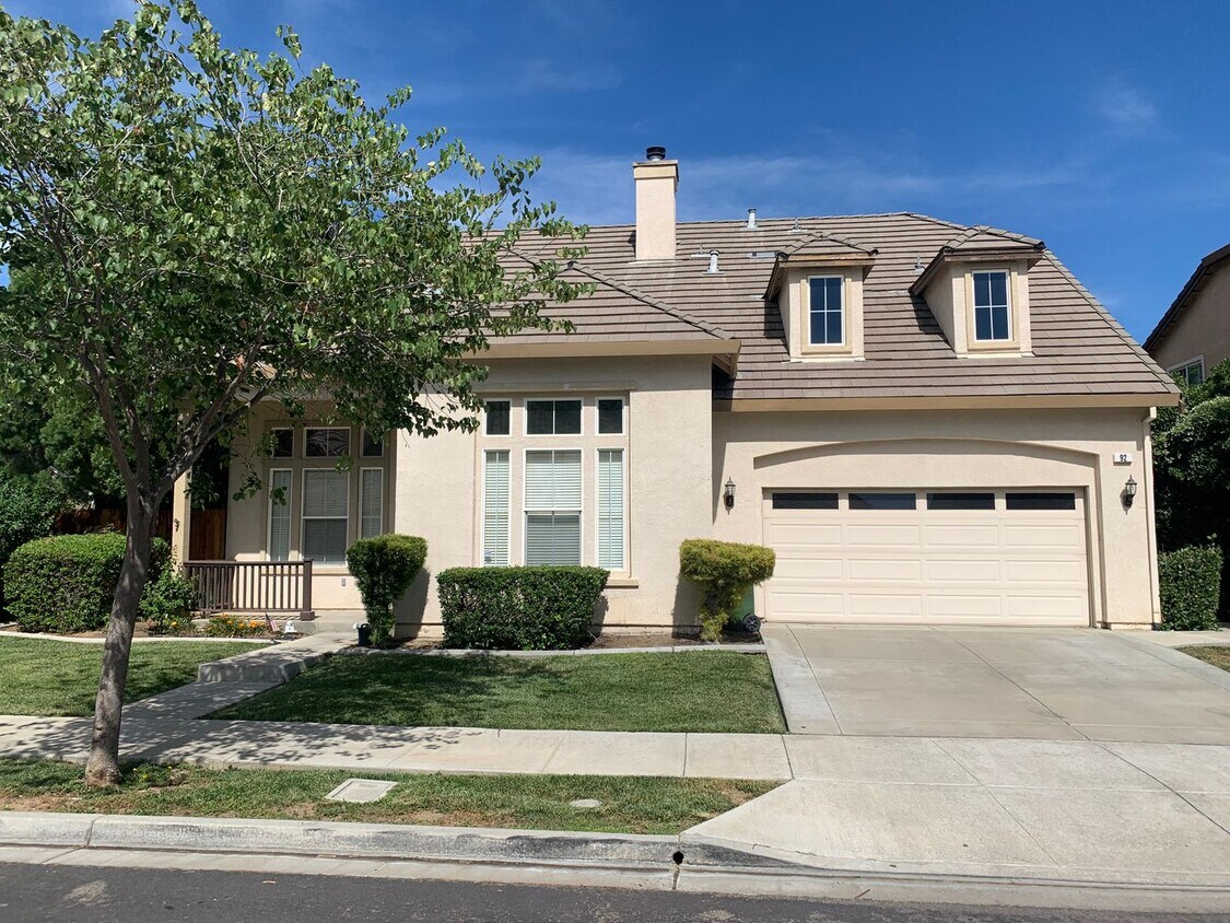 Foto principal - Beautiful 2 Story 4 Bedroom 3.0 Bath Home ...