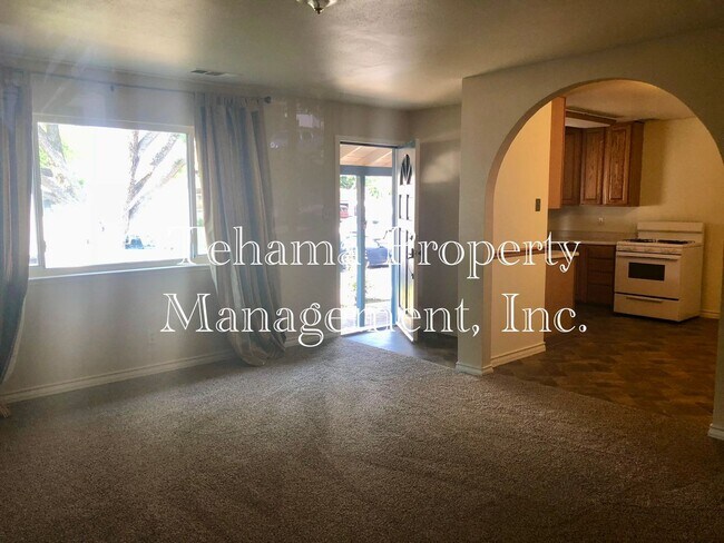 Foto del edificio - 4 bedroom 2 bathroom downtown Red Bluff home