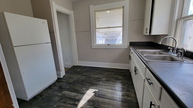 Building Photo - Welcome Home to DeVeaux Neighborhood!