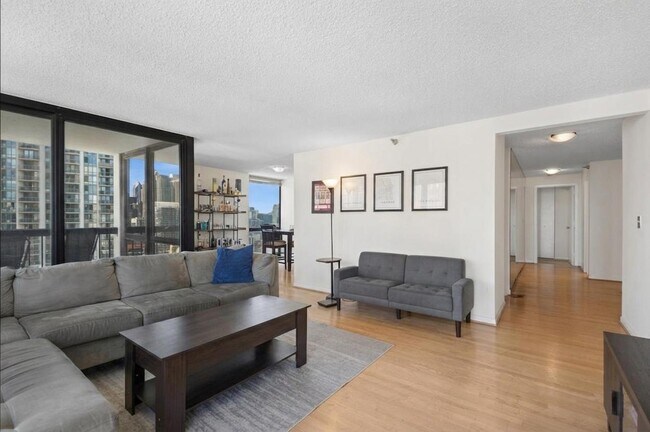 Building Photo - 1122 N Clark St
