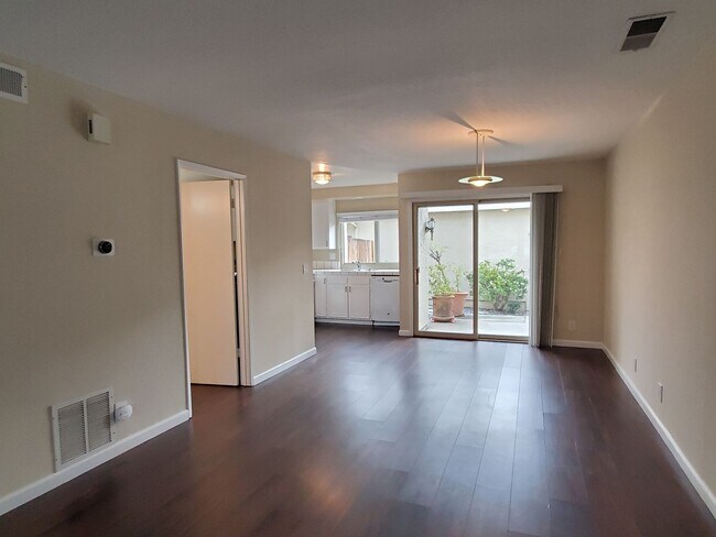 Building Photo - Spacious Townhome in Central Location, A/C...