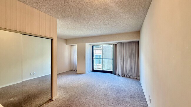 Foto del edificio - Comfortable Studio Living with Balcony, Parking & Storage at Daniel Burnham Court