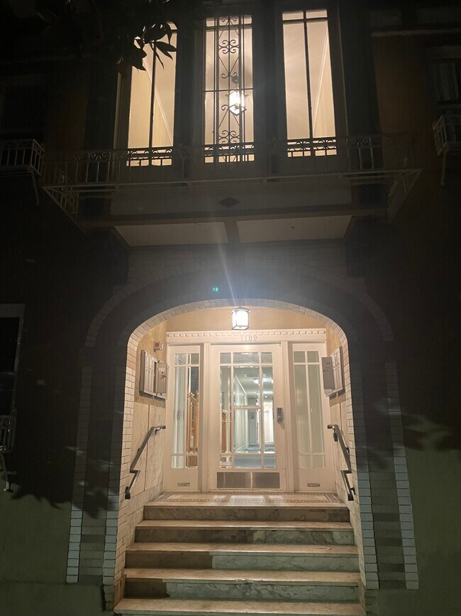 Foto del edificio - 1109 E 1st St