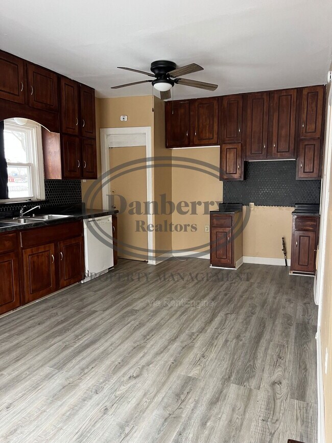 Foto del edificio - 2416 Lawton Ave