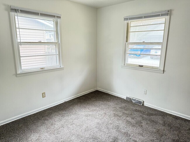 Foto del edificio - Extremely sharp, clean and roomy 2 BR Dupl...