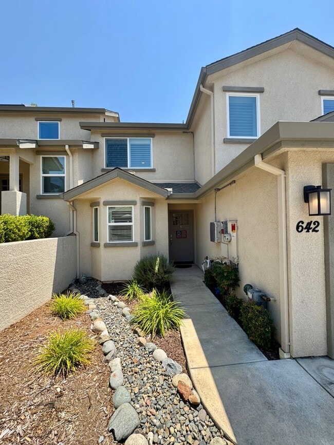 Building Photo - Adorable Townhome in Placerville Available...