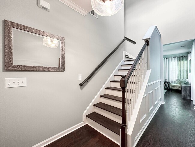 Building Photo - Fully Furnished 3 Bedroom, 2.5 Bathroom Ho...