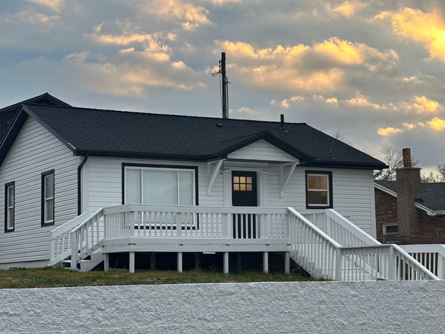 Building Photo - 890 E 100 N
