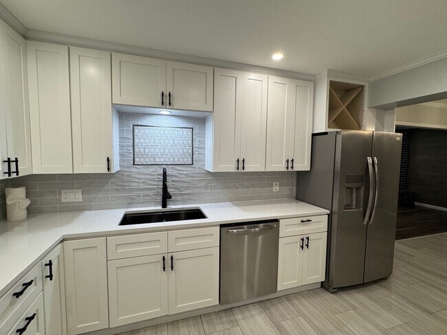 Building Photo - Beautifully Renovated 3 Bedrom