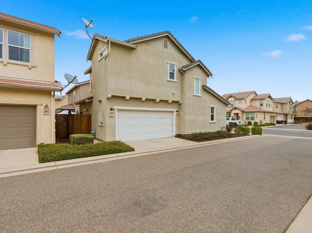 Foto del edificio - Spacious 3-bedroom home offering 1,785 sq ft of comfortable living space.