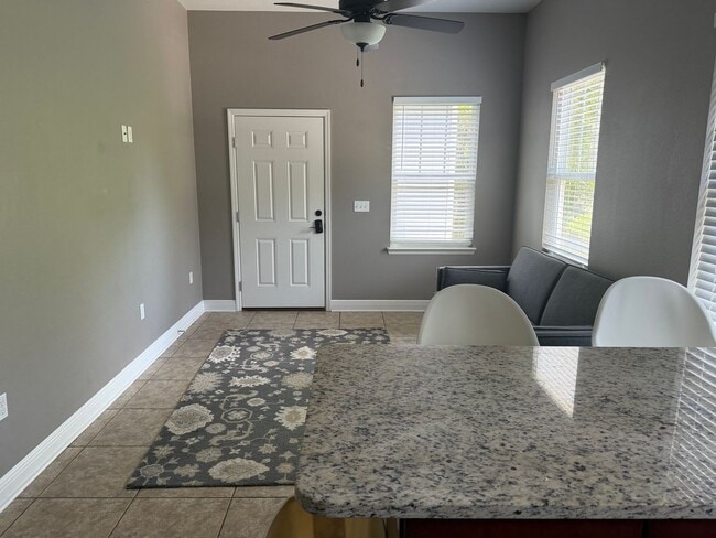 Foto del edificio - 1/1 APARTMENT BY DOAK CAMPBELL WITH SMALL YARD