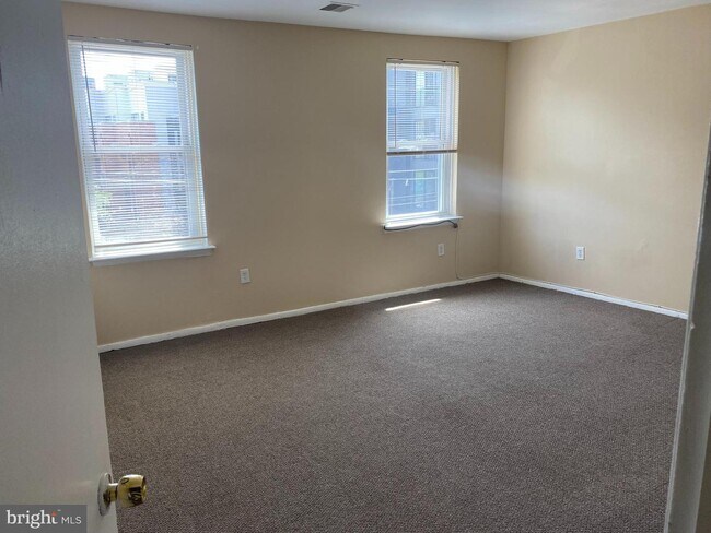 Building Photo - 457 Fairmount Ave