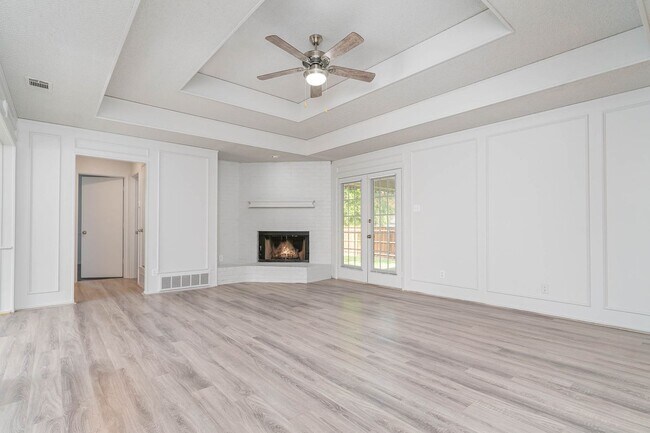 Building Photo - Spacious 3BD Corner Lot Home Surrounded by...