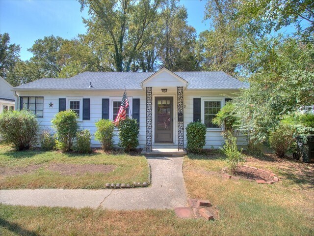 Primary Photo - Recently Renovated 2 Bedroom 1 Bath Home i...