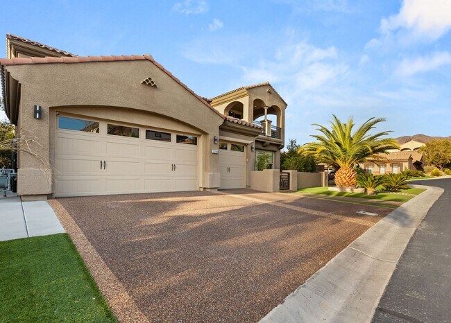 Foto del edificio - LUXURIOUS 4BEDROOM HOME IN GATED COMMUNITY...