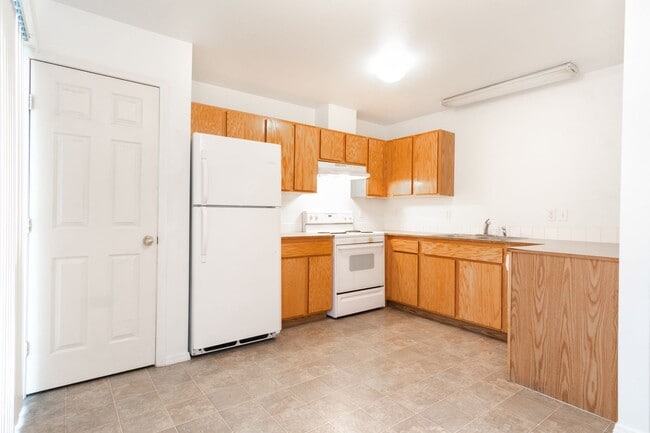 Building Photo - 1020 NE D St