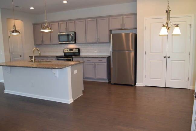 Building Photo - 1600 Topaz Ln