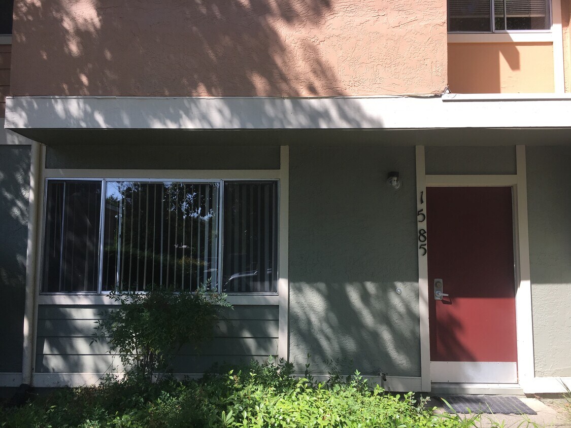 Unit - 1585 Drake Dr