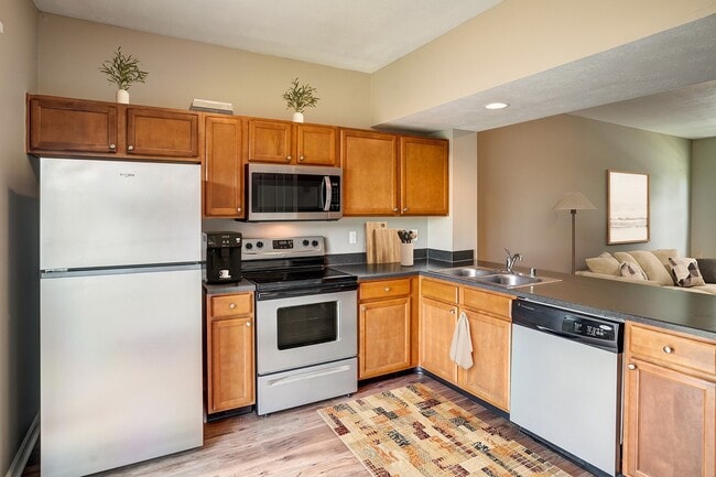 Cocina con electrodomésticos de acero inoxidable - Riverford Crossing Apartments