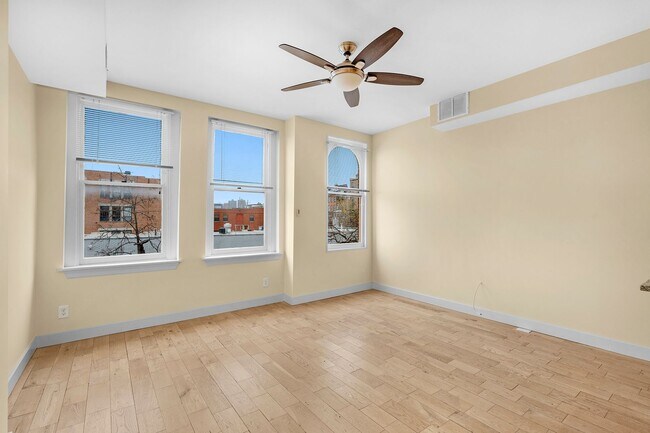 Foto del edificio - 212 E Chase St