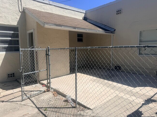 Foto del edificio - 504 El Prado