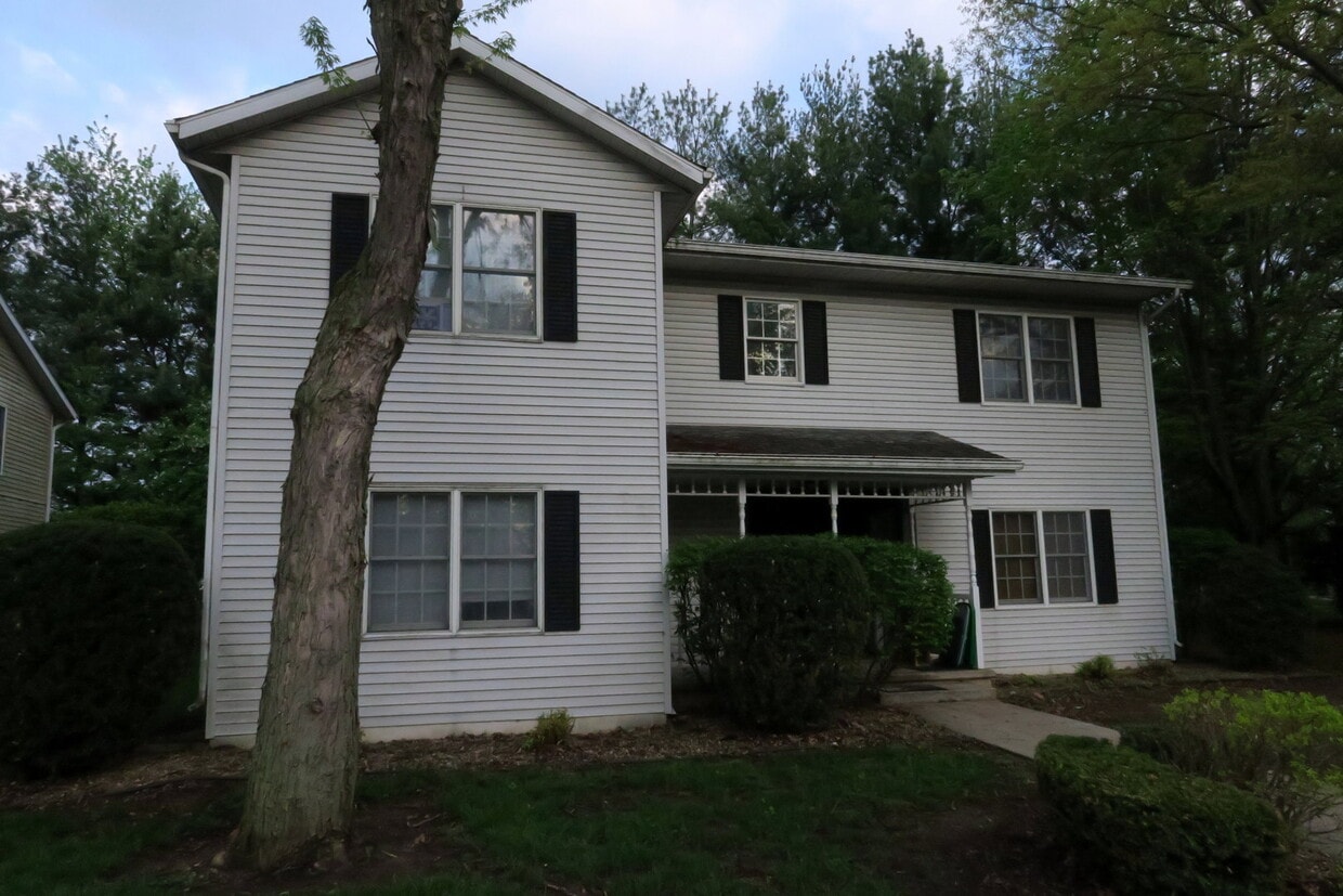 1821 Manor Haus Ct Unit 18214 Manor Haus, Goshen, IN 46526 Room for Rent in Goshen, IN