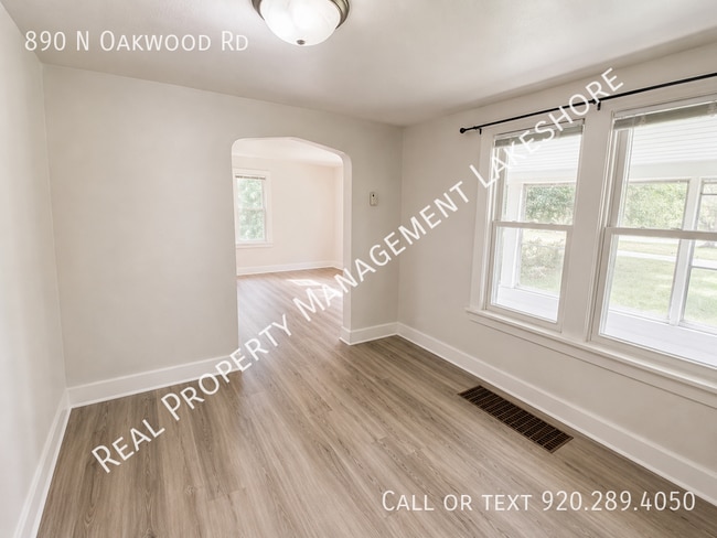 Building Photo - 890 N Oakwood Rd
