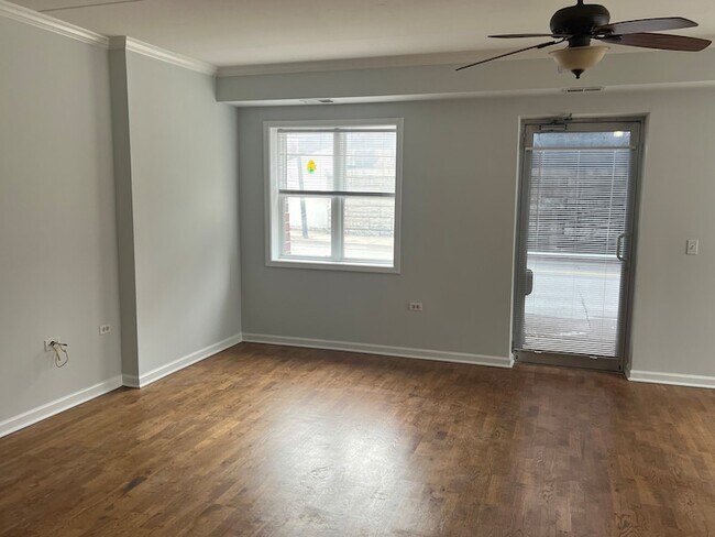 Building Photo - 2622 W Diversey Ave
