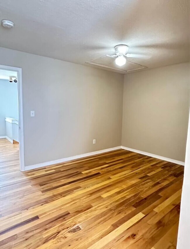 Building Photo - This 3 Bedroom Basement Duplex in Ozark is...
