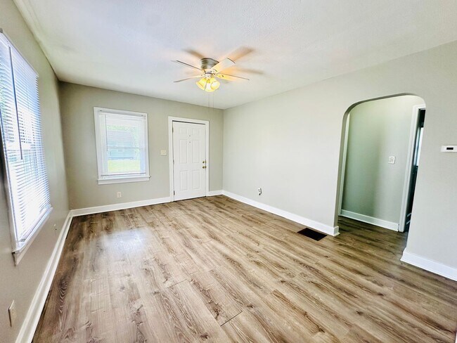 Building Photo - 2703 Narragansett Dr