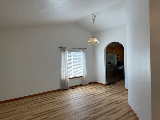 Building Photo - Beautifully updated 3 bedroom 2 bath house...