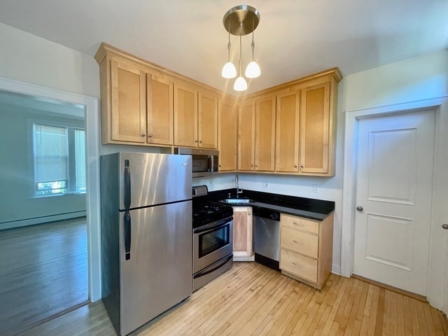 Building Photo - 7027 N Damen Ave