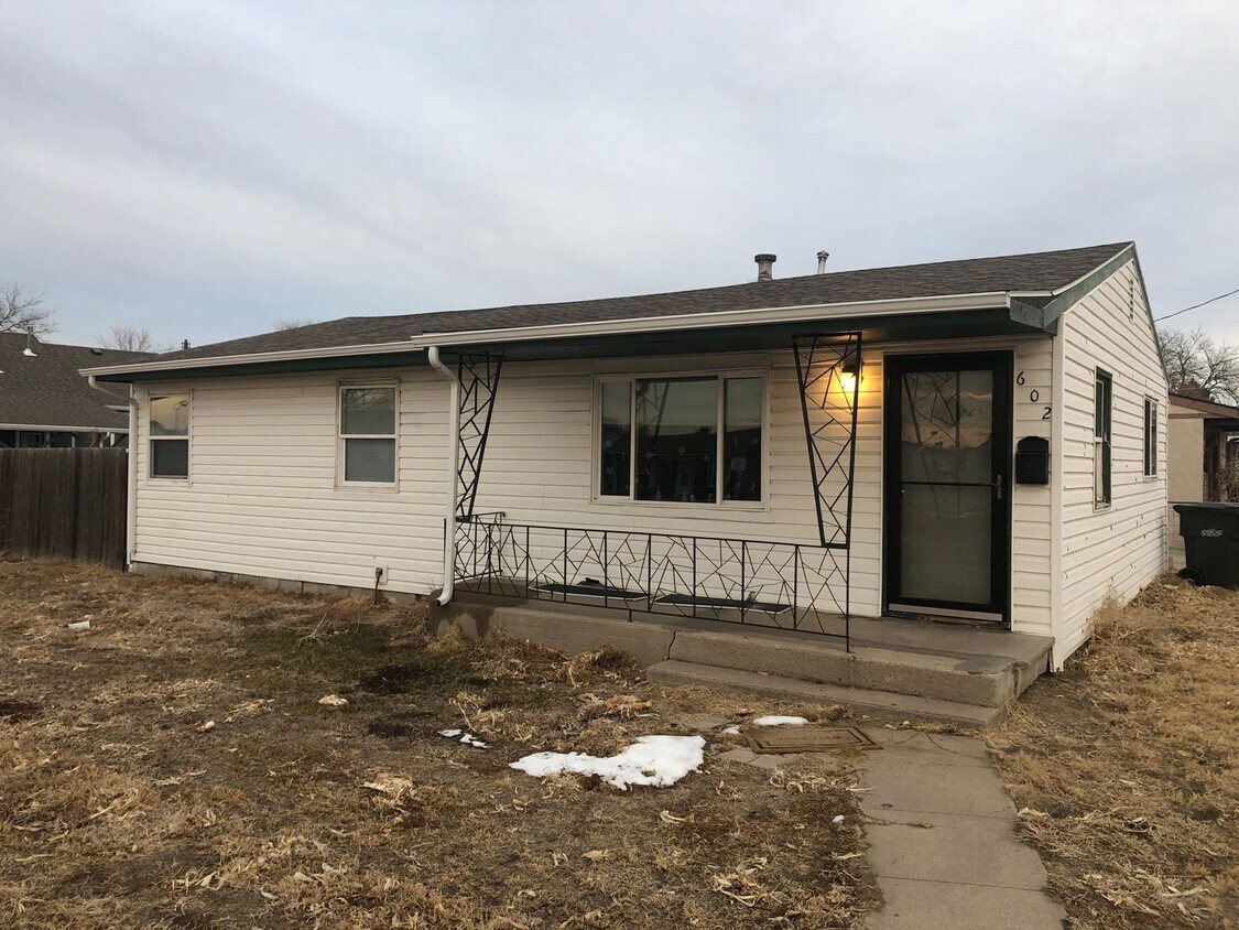 Primary Photo - Cozy 4 bed 1 Bath House close to Schools a...