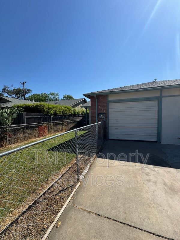 Building Photo - 3705 Moonbeam Dr