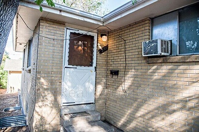 Building Photo - 3517 S Marion St