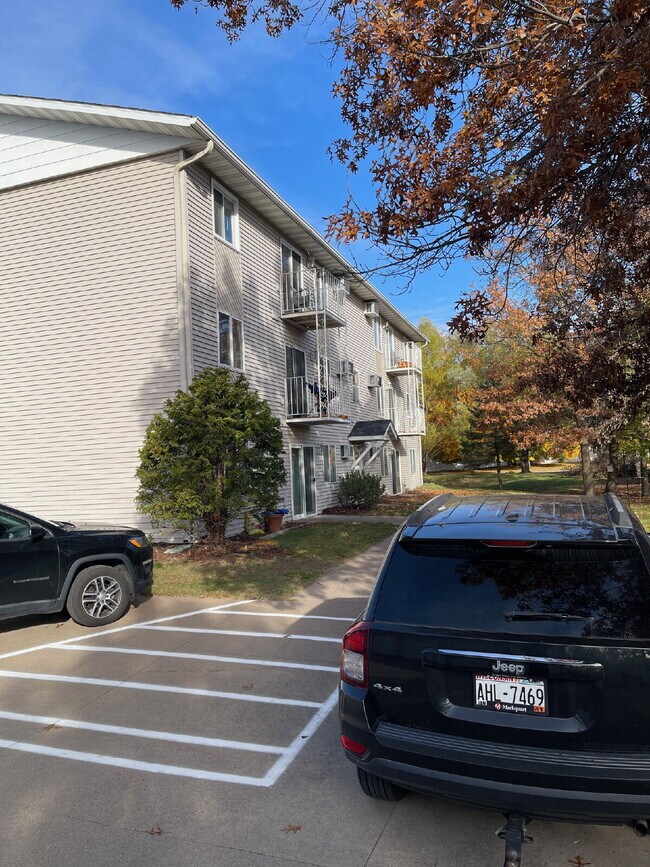 Foto del edificio - Large 2 Bedroom Apartment - Available August 1st